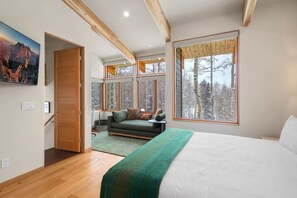4 bedrooms, desk, iron/ironing board, free WiFi