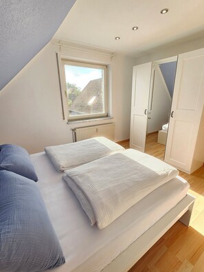 1 soverom, skrivebord, reiseseng for barn og wi-fi (inkludert)