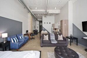 Smart TV, books, stereo, computer monitors - Beautiful Downtown Apartment with Pool, Parking, Laundry (Dallas)