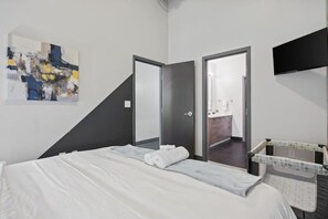 3 Schlafzimmer, Schreibtisch, Bügeleisen/Bügelbrett, Reisekinderbett