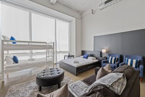 3 bedrooms, desk, iron/ironing board, travel cot - Beautiful Downtown Apartment with Pool, Parking, Laundry (Dallas)