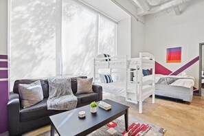 2 makuuhuonetta, työpöytä, silitysrauta/-lauta, vauvan matkasänky