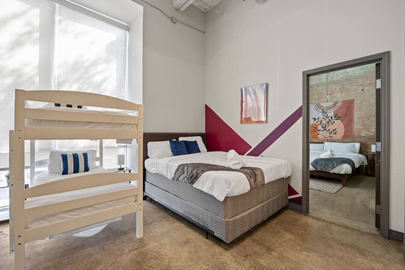 2 quartos, escrivaninha, ferros/tábuas de passar roupa, berço de viagem