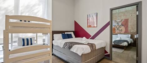 2 quartos, escrivaninha, ferros/tábuas de passar roupa, berço de viagem