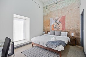 2 bedrooms, desk, iron/ironing board, travel crib - Beautiful Downtown Apt | Pool, Laundry, Parking (Dallas)