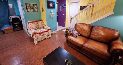 Spacious 4 bdm 2 bthrm townhome close to foodcarts and hospital in Oregon City.