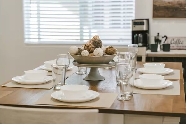 Dining - Beautiful Spacious Apartment Near Downtown LA (East Los Angeles)