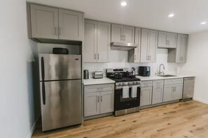 Fridge, oven, stovetop, dishwasher - Beautiful Spacious Apartment Near Downtown LA (East Los Angeles)
