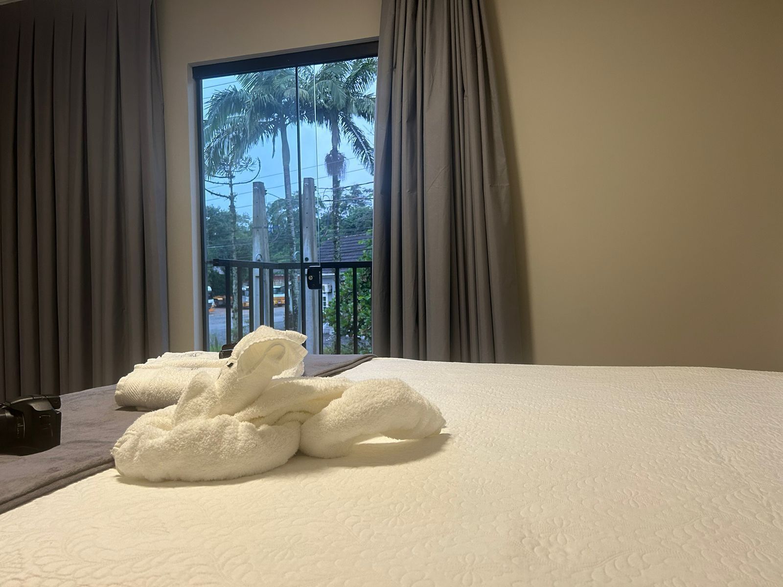 3 soverom, skrivebord, strykejern/-brett og reiseseng for barn