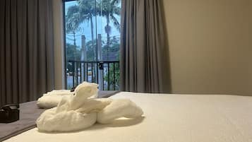 3 soverom, skrivebord, strykejern/-brett og reiseseng for barn