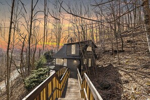 Exterior - Cozy Chalet Getaway, Hot Tub, Pet-Friendly, WiFi, AC in Seven Devils (Seven Devils)