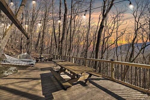 Cozy Chalet Getaway, Hot Tub, Pet-Friendly, WiFi, AC in Seven Devils