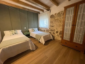 4 bedrooms, bed sheets