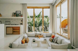 Vila luxo, 3 quartos, varanda, vista para a piscina | Sala de estar