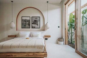 Deluxe villa, 3 slaapkamers, terras, uitzicht op zwembad | Lakens van Egyptisch katoen, luxe beddengoed, een kluis op de kamer