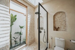Villa Deluxe, 3 habitaciones, patio, vistas a la piscina | Baño | Artículos de higiene personal gratuitos, secador de pelo y toallas