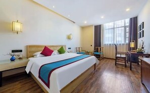 A hotel room with a large bed, bedside tables, a desk, and a chair. - Fushang Hotel (Chenzhou Yuhou Street Nanta Park) (Chenzhou)