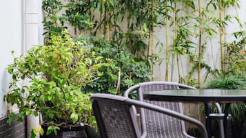 Phòng đơn tiện nghi đơn giản, quang cảnh thành phố | Hiên
