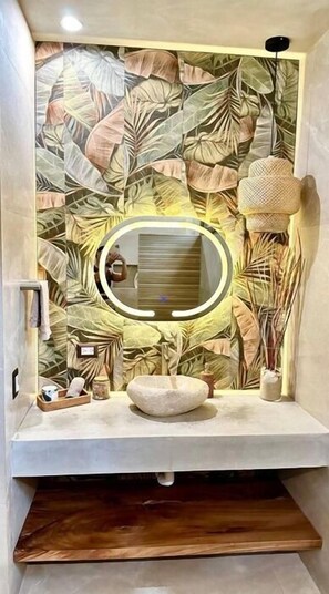 Sèche-cheveux, serviettes fournies, savon, papier toilette