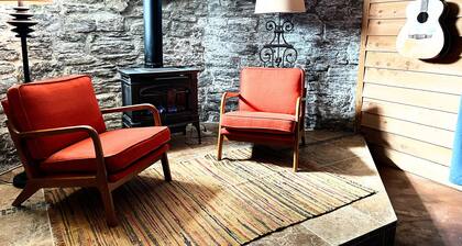 Luxury 1-bedroom Flat on Cathedral Hill: Private Sauna, Fireplace and Gym