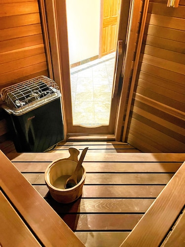 Luxury 1-bedroom Flat on Cathedral Hill: Private Sauna, Fireplace and Gym