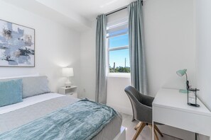 2 Schlafzimmer, Schreibtisch, Bügeleisen/Bügelbrett, Reisekinderbett