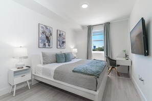 2 chambres, bureau, fer et planche à repasser, lit parapluie