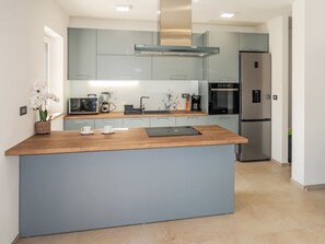 Kühlschrank, Mikrowelle, Ofen, Geschirrspüler