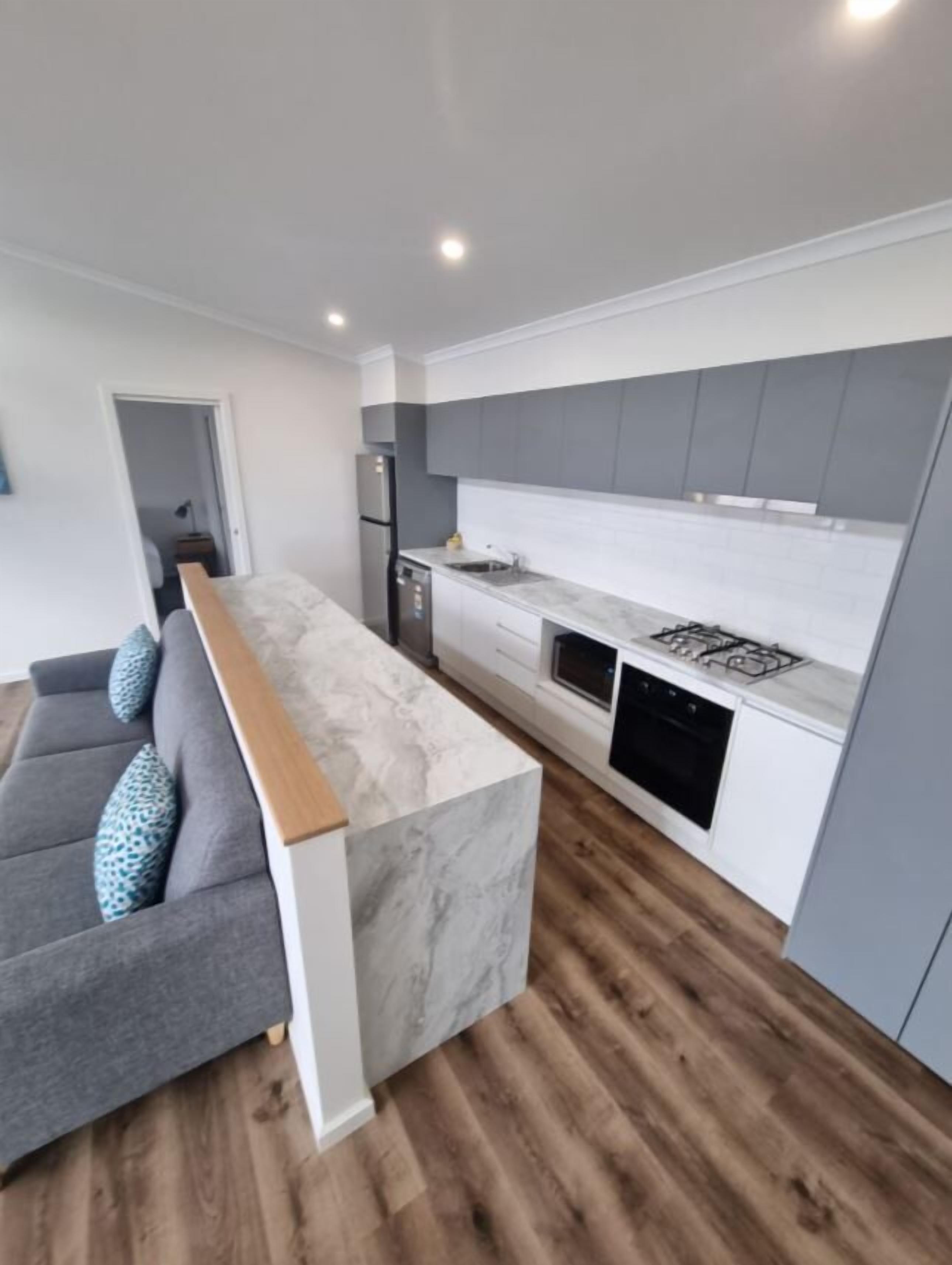 Cabaña Deluxe, balcón | Cocina privada | Refrigerador, parrilla de estufa y utensilios de cocina 