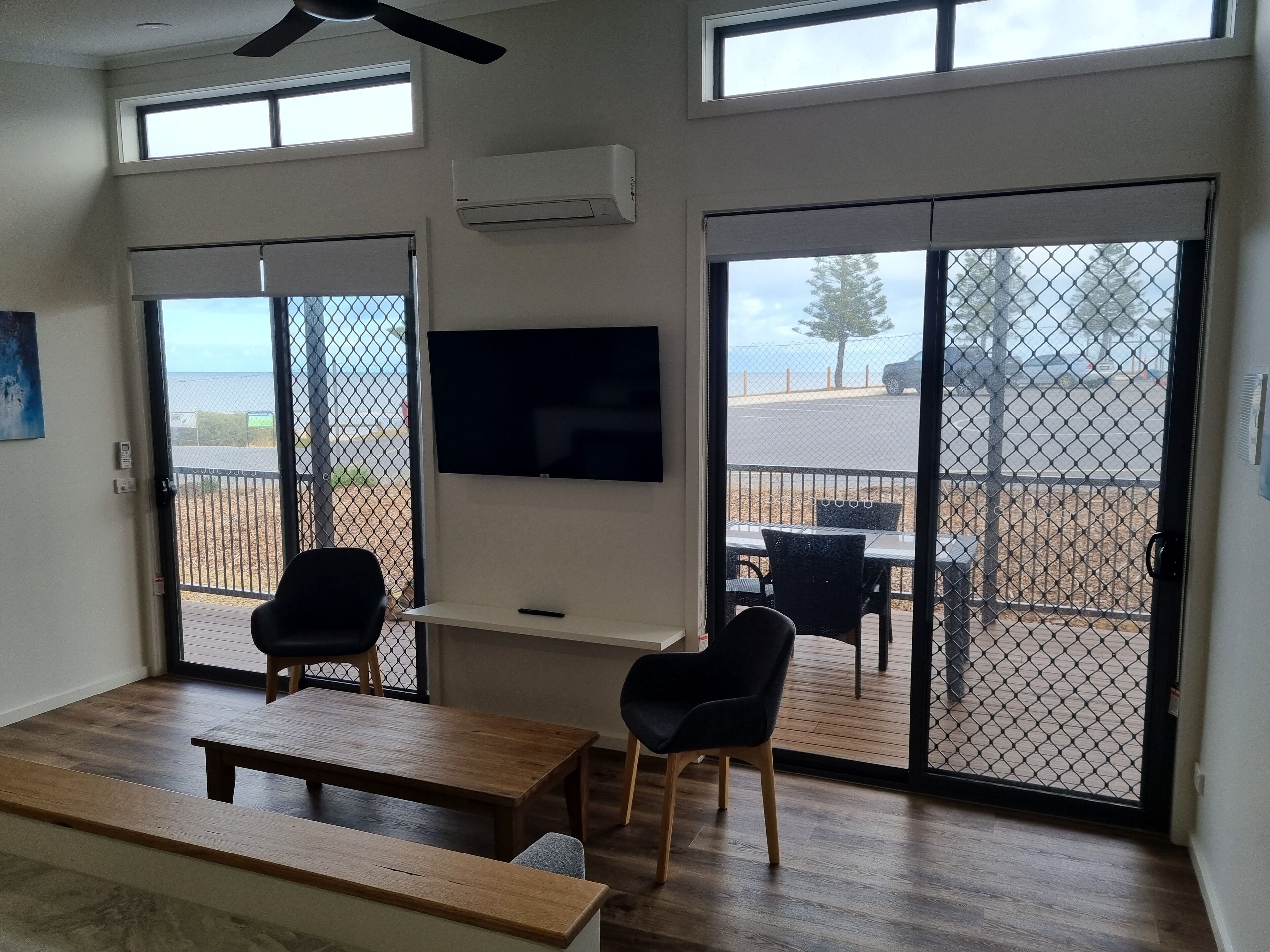 Deluxe Cabin, Balcony | Living area