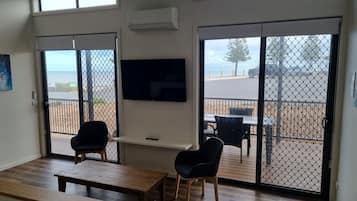 Deluxe Cabin, Balcony | Living area
