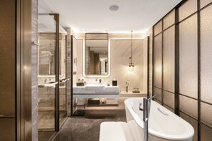 Executive King Sea View Room | Bathroom | Free toiletries, hair dryer, slippers, towels - Qingdao Haitian Hotel (Qingdao)