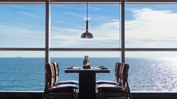 Daily buffet breakfast (CNY 198 per person)