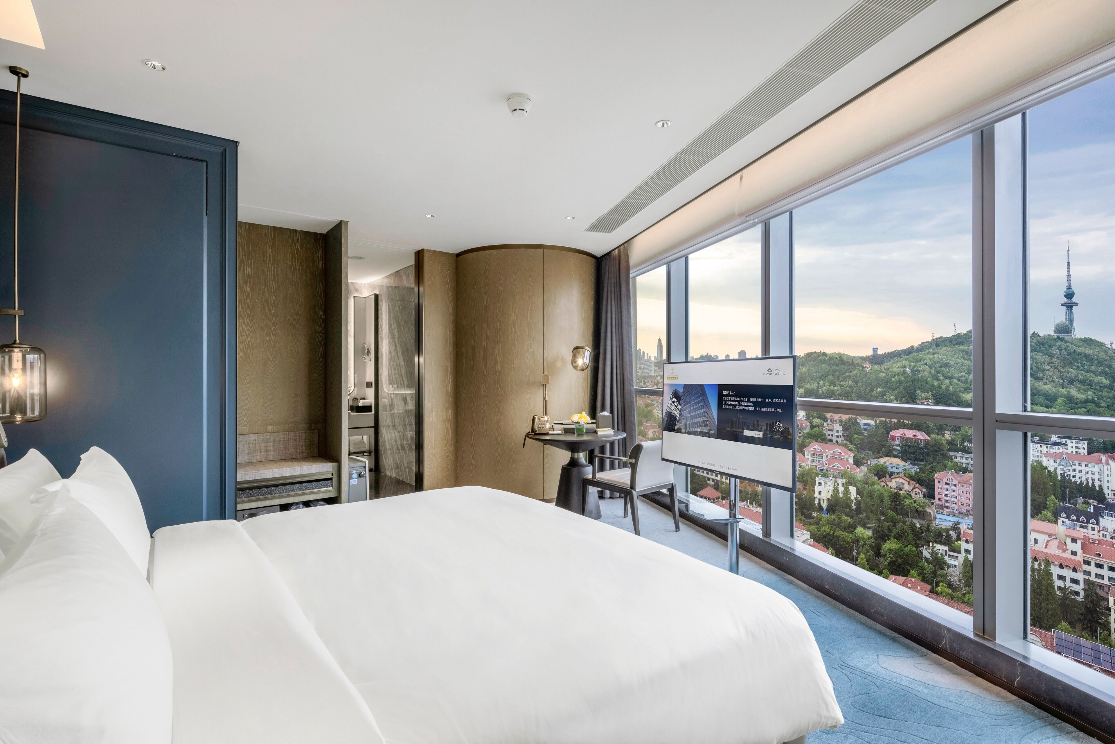 Mountain View King Room | Desk, laptop workspace, blackout drapes, soundproofing