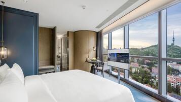 Mountain View King Room | Desk, laptop workspace, blackout drapes, soundproofing