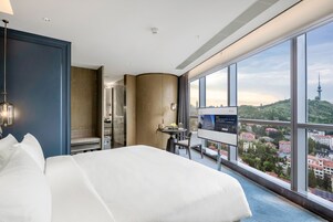 Escritorio, espacio para trabajar con laptop y cortinas blackout 