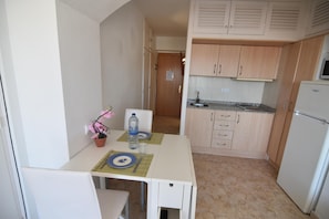 Fridge, microwave, coffee/tea maker, toaster - Modern studio in Roses, near the beach, with Wi-Fi and air conditioning. (Roses)