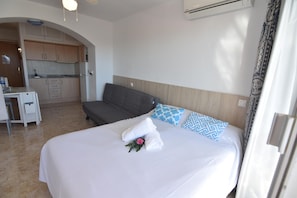 Iron/ironing board, WiFi - Modern studio in Roses, near the beach, with Wi-Fi and air conditioning. (Roses)