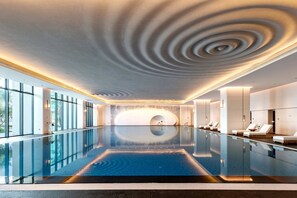 Een binnenzwembad en een seizoensgebonden buitenzwembad