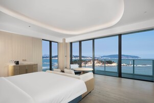 豪华海景套房 | 客房内保险箱、遮光窗帘、熨斗/熨衣板、免费 WiFi