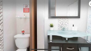 Douche, sèche-cheveux, serviettes fournies, savon