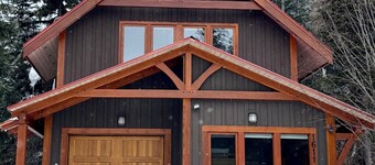 New Listing! Purcell Woods Chalet – Sleeps 12
