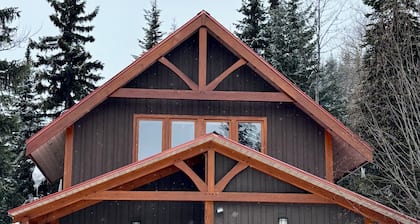 New Listing! Purcell Woods Chalet – Sleeps 12