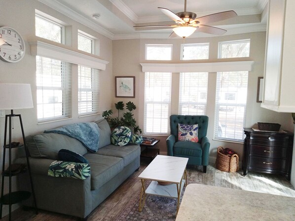 TV connectée, lecteur de DVD, baby-foot, table de tennis de table