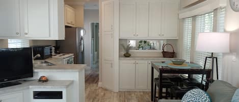 TV connectée, lecteur de DVD, baby-foot, table de tennis de table