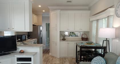 Charming 1-bedroom cottage in Salt Springs Resort, a gated community.