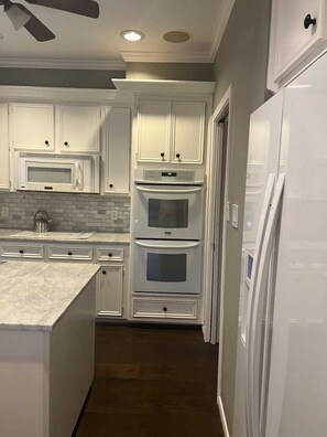 冷蔵庫、電子レンジ、オーブン、食器洗い機