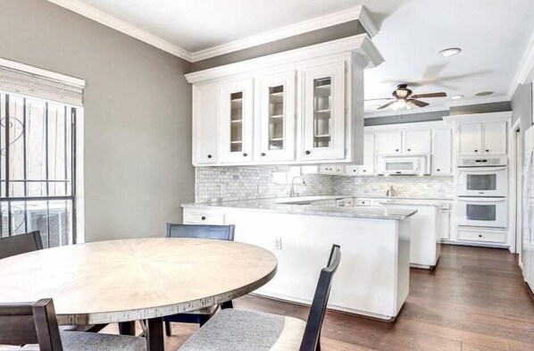 冷蔵庫、電子レンジ、オーブン、食器洗い機