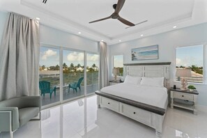 6 間睡房、書桌、熨斗/熨衫板、可攜式嬰兒床