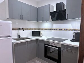 Fridge, microwave, oven, coffee/tea maker - Luminoso apartamento a un paso de la playa (Tossa de Mar)